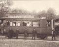 Az Alföldi Első Gazdasági Vasút (AEGV) benzin-villamos motorkocsija Gyopárosfürdő állomáson, valamikor a XX. század első felében.