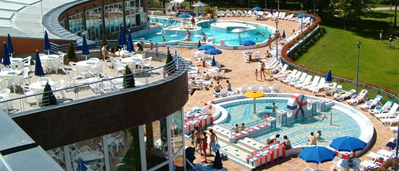 Gyopárosfürdő – Terrace with outdoor pools of the Acquapark 