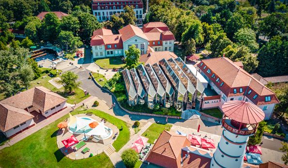 <span class='bovebben'>Bővebben</span><span class='title'>Gyógyuljon velünk</span><span class='text'>Teljes körű szakorvosi ellátás; fiziko-, elektro- és balneoterápiás gyógykezelések</span>